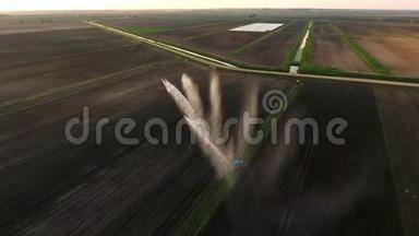 鸟瞰：灌溉系统灌溉农田。